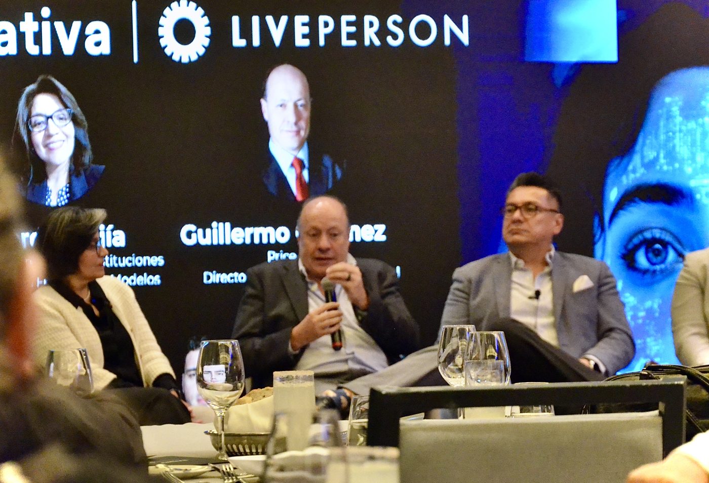 Panel en vivo con micrófono y audio profesional