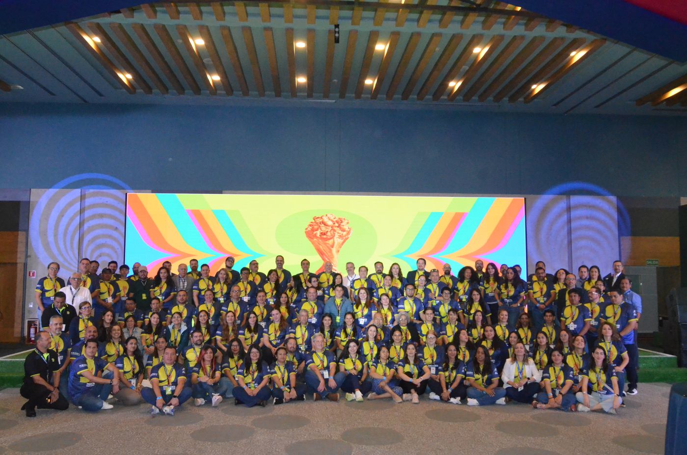 Evento en foro con pantalla LED de fondo