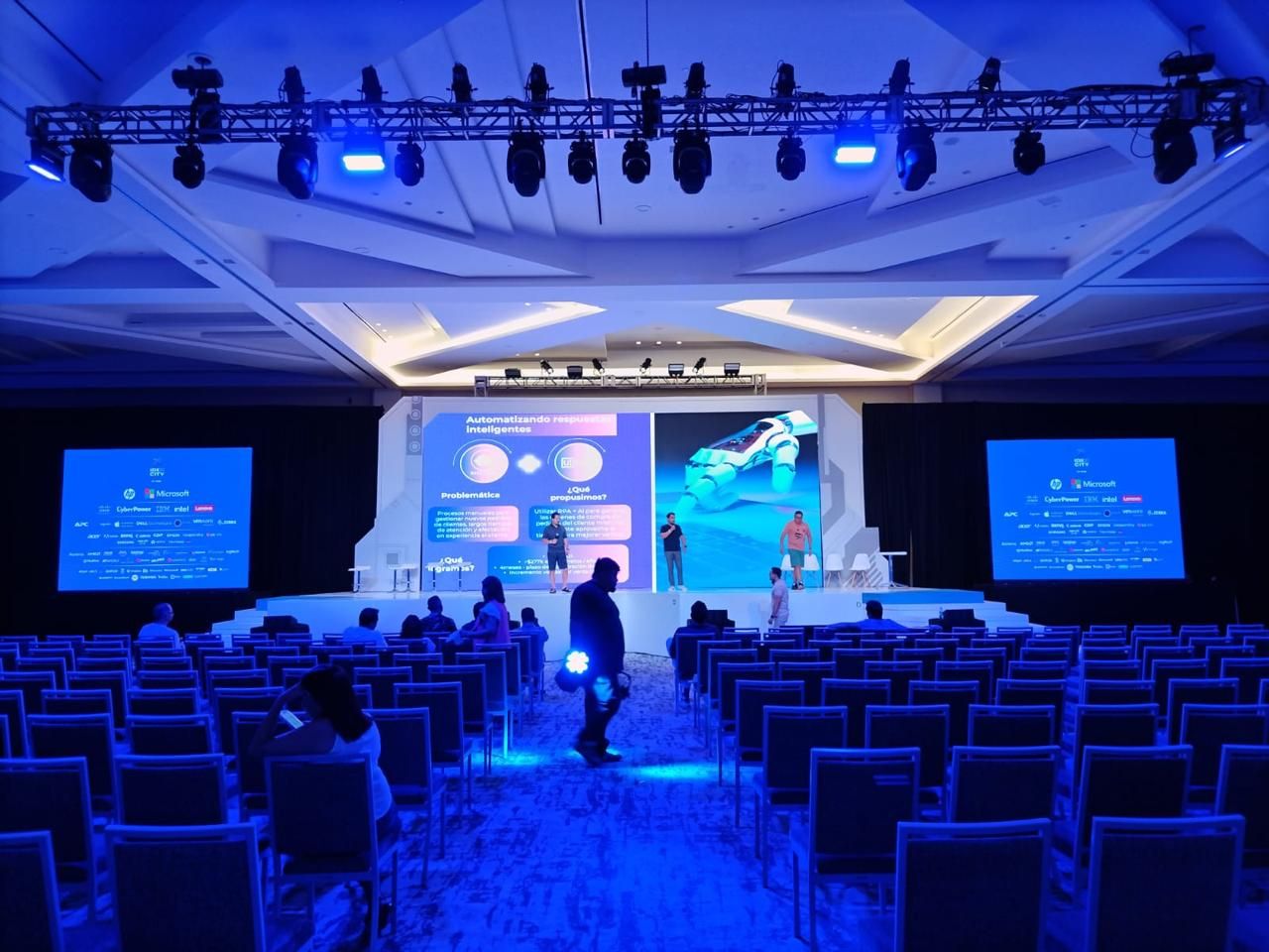 Escenario iluminado en salón de eventos