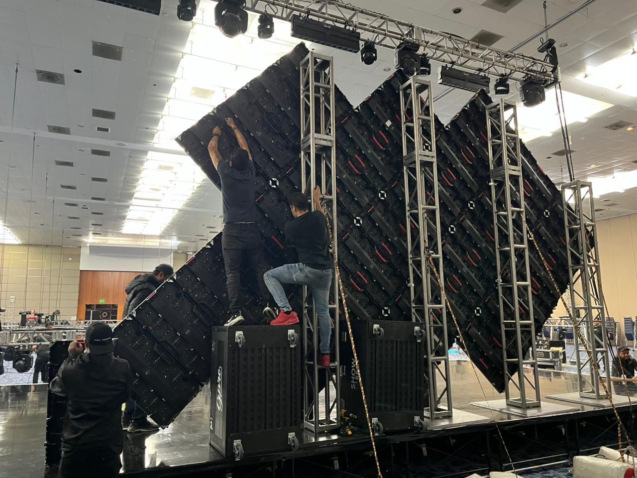 Cuadrilla de ShowRent montando pantalla LED en estructura