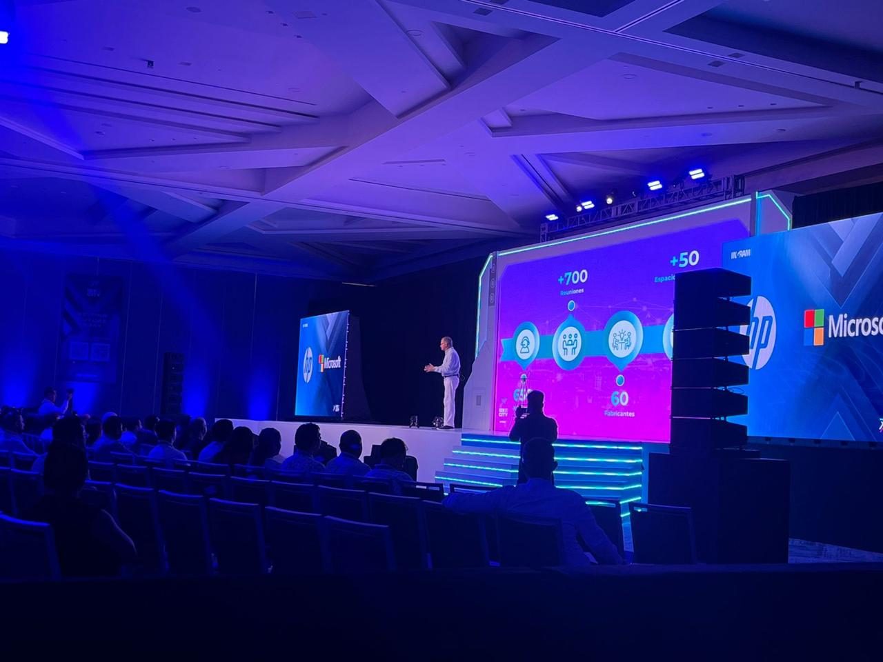 Escenario con doble pantalla LED en convención corporativa